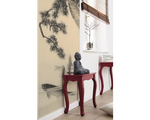 Dekoratives Wohnzimmer mit Wandbild, Beistelltischen und Buddhafigur
