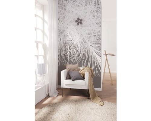 Wohnzimmer mit Fototapete, Sessel, Kissen und Teppich