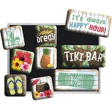 Dekorative Pinnwand mit tropischen Motiven wie Cocktails, Blumen und Tiki-Bar Schildern.