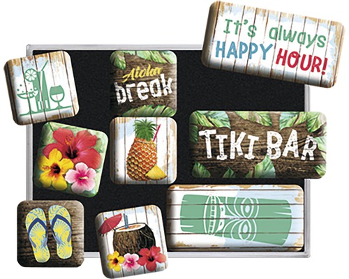 Dekorative Pinnwand mit tropischen Motiven wie Cocktails, Blumen und Tiki-Bar Schildern.