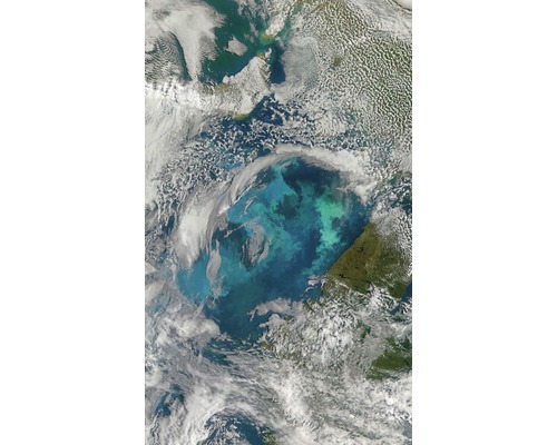 Satellitenbild von Küste und Meer mit Wolken