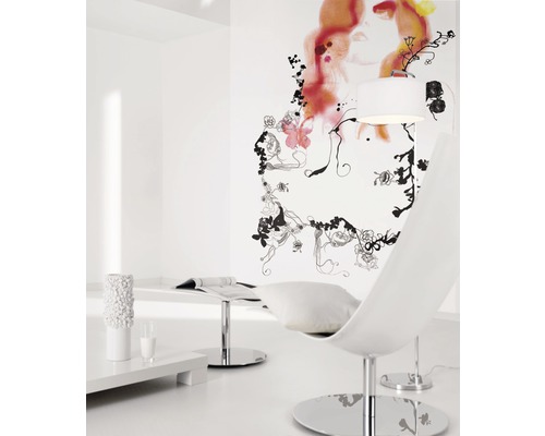 Heller Raum mit Wandbild, Stehlampe, Sessel und Tisch