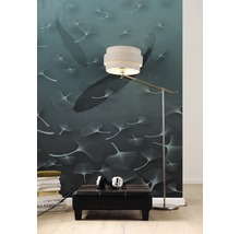 Wohnzimmer mit gemusterter Tapete, Stehlampe und Sitzhocker