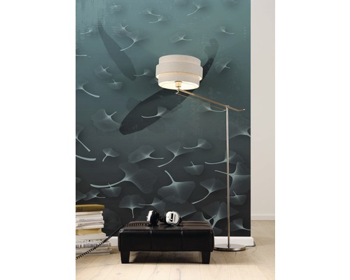 Wohnzimmer mit gemusterter Tapete, Stehlampe und Sitzhocker