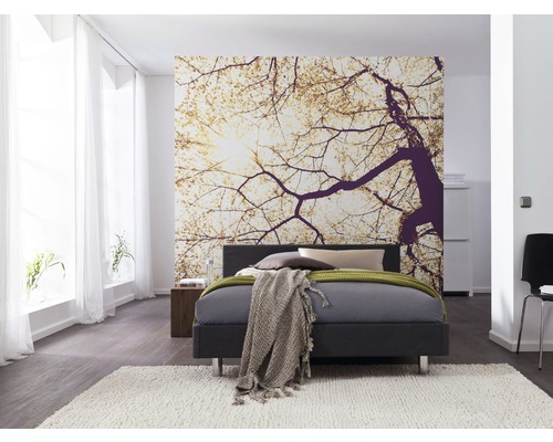 Modernes Schlafzimmer mit Bett, großem Wandbild und Teppich