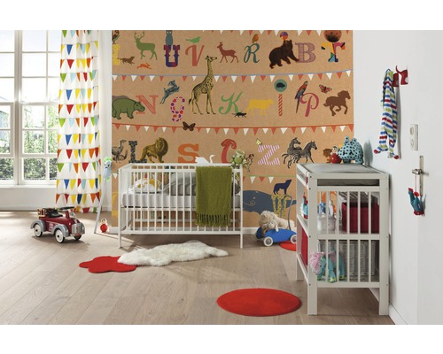 Einrichtung eines Kinderzimmers mit Gitterbett, Wickeltisch und Tieralphabet-Tapete
