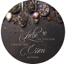 Dekoratives rundes Schild mit Tee und dem Schriftzug Wo die Liebe den Tisch deckt schmeckt das Essen am besten.