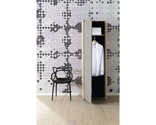 Zimmer mit Stuhl, Schrank und gemusterter Tapete