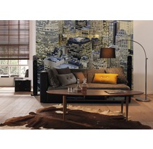 Wohnzimmer mit Sofa, Tisch, Stehlampe und Fototapete mit Stadtansicht