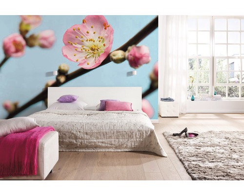 Heller Raum mit Doppelbett, Blumendesign Tapete und Teppich