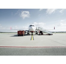 Flugzeug mit Treppe auf dem Rollfeld
