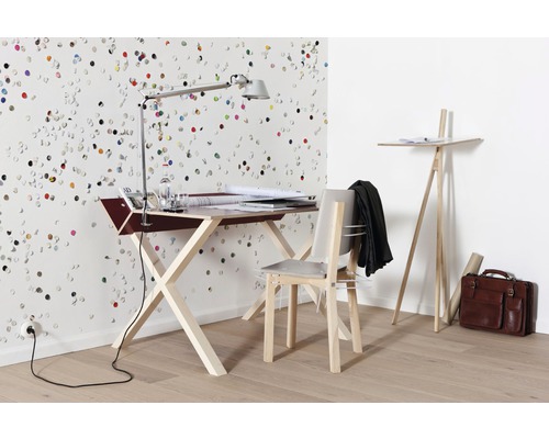 Büro mit Schreibtisch, Stuhl, Stehlampe, Schreibtischlampe und Dekoration