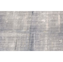 Graue Betonoberfläche mit Linien und Gebrauchsspuren