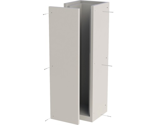 Montierter Hochschrank mit offener Tür zur Aufbewahrung