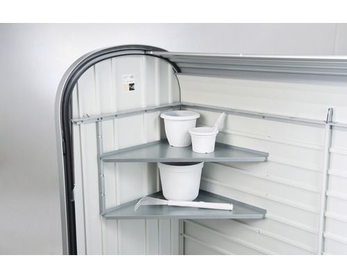 Eck-Regal-Set Biohort StoreMax für Gr. 120 und 160 54x54 cm Ecke eines Gerätehauses mit zwei Dreieckregalen, auf denen Gartenutensilien stehen