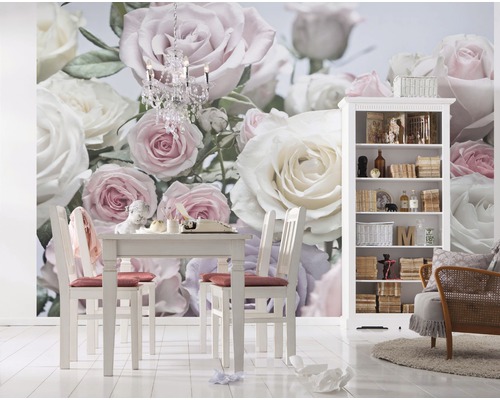 Esszimmer mit Blumentapete, Esstisch und Bücherregal
