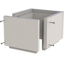 Quadratischer Schrank mit montierten Seitenteilen und Schrauben