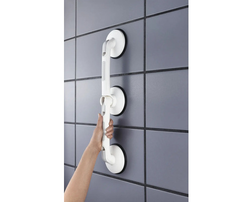 Haltegriff mit Saugfunktion an Fliesenwand mit Hand
