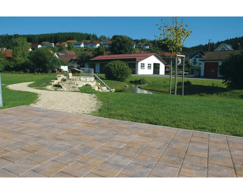 Außenbereich mit Pflastersteinen, Kiesweg und Gartenanlage