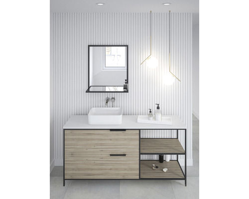 Badezimmer mit Waschtisch, Spiegel und Beleuchtung in hellem Design