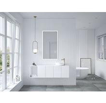 Modernes Badezimmer mit Waschtisch, Spiegel, Badewanne und Fenster für natürliches Licht