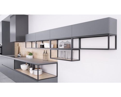 Moderne Küche mit grauen Schränken und offenen Regalen