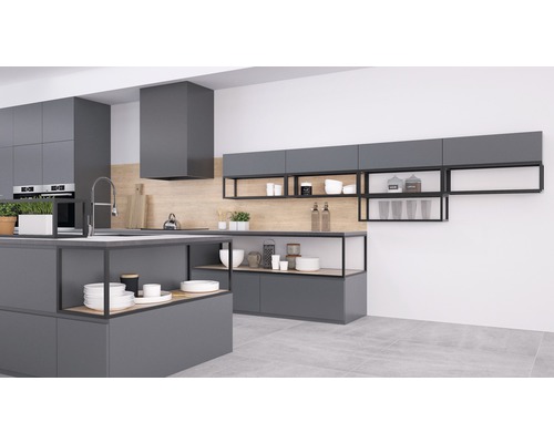 Moderne graue Küche mit Kochinsel, Dunstabzugshaube und offenen Regalen.