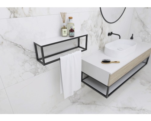 Helles Badezimmer mit Waschbecken, Handtuchhalter und dekorativen Elementen auf Marmorfliesen