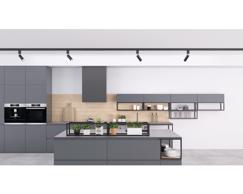 Moderne Küche mit Kücheninsel, Einbauschränken und Spotlights