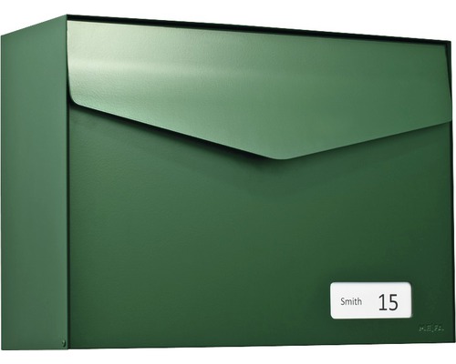 Briefkasten aus Metall mit Namensschild und Hausnummer