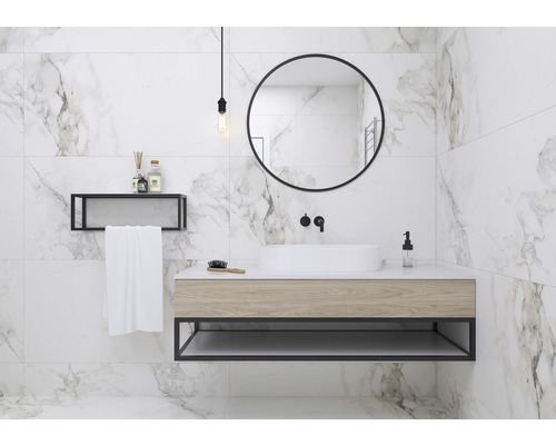 Modernes Badezimmer mit Marmorfliesen, Waschtisch mit Aufsatzwaschbecken, rundem Spiegel und Regal