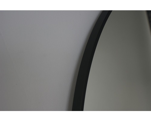 Detailansicht eines runden Spiegels mit Rahmen