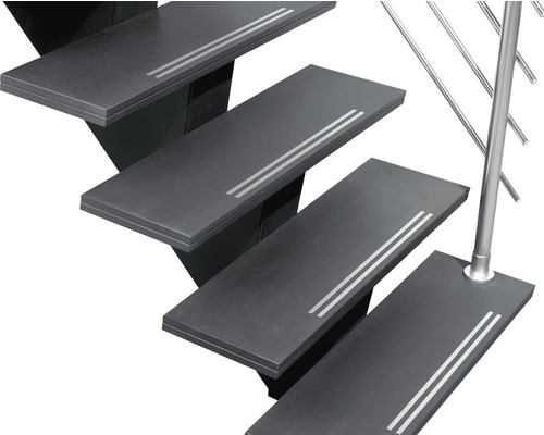 Treppe mit Stahlgeländer und Stufen