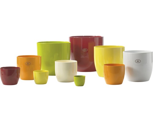 Verschiedenfarbige Übertöpfe aus Keramik in unterschiedlichen Größen