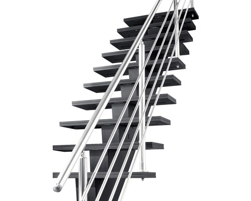 Treppe mit Metallgeländer und Stufen
