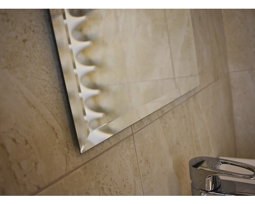 Detailaufnahme eines Spiegels mit geschliffener Kante im Badezimmer