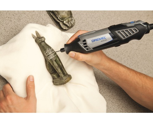Dremel 4000 Multifunktionswerkzeug beim Gravieren einer Katzenfigur