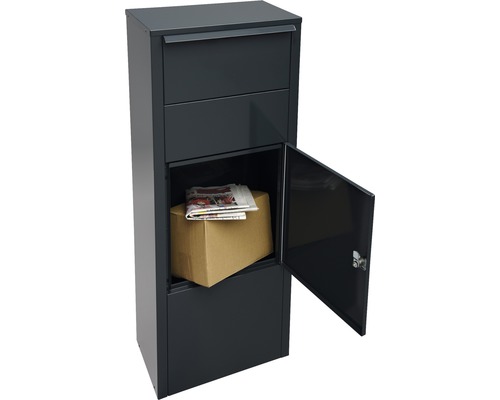 Paketbriefkasten mit geöffneter Tür, Zeitung und Paket