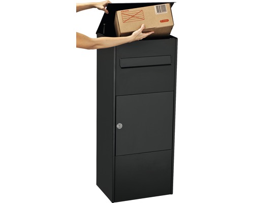 Schwarzer Paketbriefkasten mit Paketentnahme durch eine Person