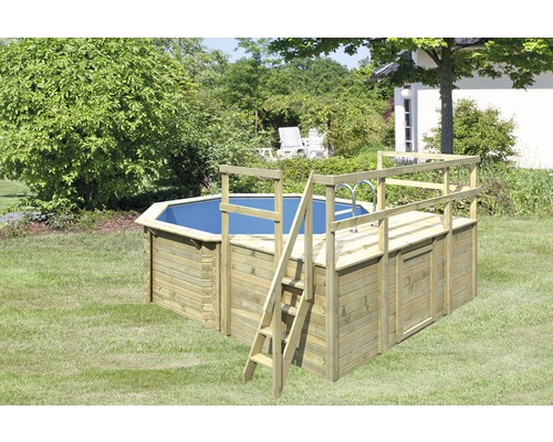 Achteckiger Holzpool mit Leiter im Garten