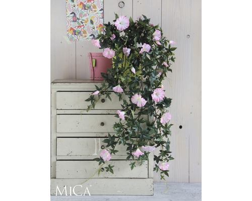 Künstliche Trichterwinde mit rosa Blüten in einem Topf auf einem Schrank