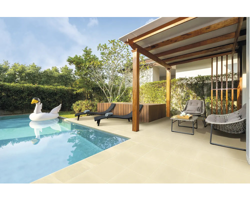 Außenbereich mit Pool, Liegestühlen, Sitzbereich und aufblasbarem Schwan