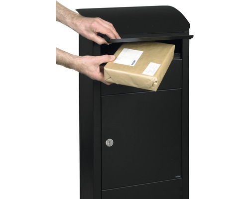 Schwarzer Paketbriefkasten mit Hand, die ein Paket einlegt