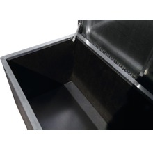 Geöffnete Aufbewahrungsbox für den Außenbereich