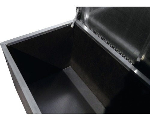 Geöffnete Aufbewahrungsbox für den Außenbereich