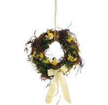 Dekorativer Kranz aus Naturmaterialien mit Schleife und Figuren zum Aufhängen.