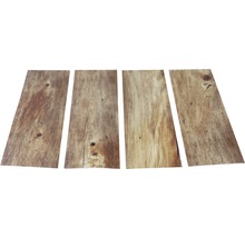 Vier Holzpaneele mit Maserung