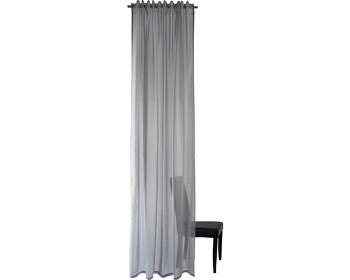 Transparenter Vorhang mit Kräuselbandaufhängung vor einem Stuhl
