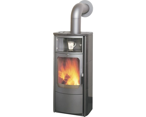 Kaminofen mit Brennholz und Tasse im Ablagefach