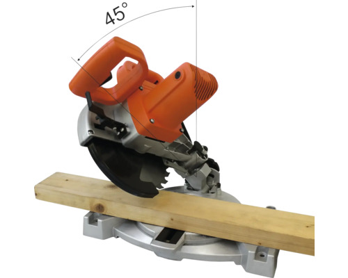 Kapp- und Gehrungssäge im 45-Grad-Winkel beim Schneiden eines Holzstücks